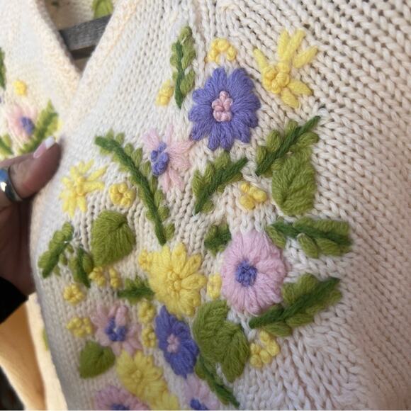 Vintage 60s embroidered floral 3D wool knit cardigan sweater cream purple green - Picture 2 of 6